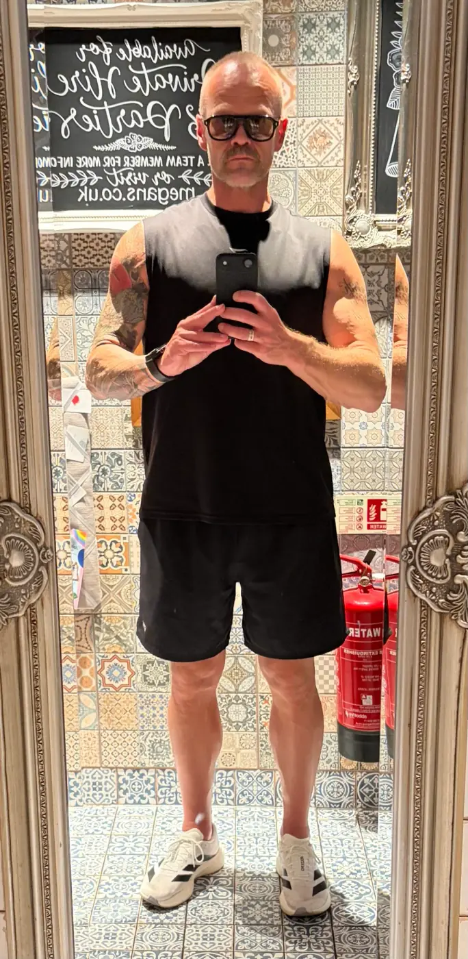 Boas with the app open on his phone between sets